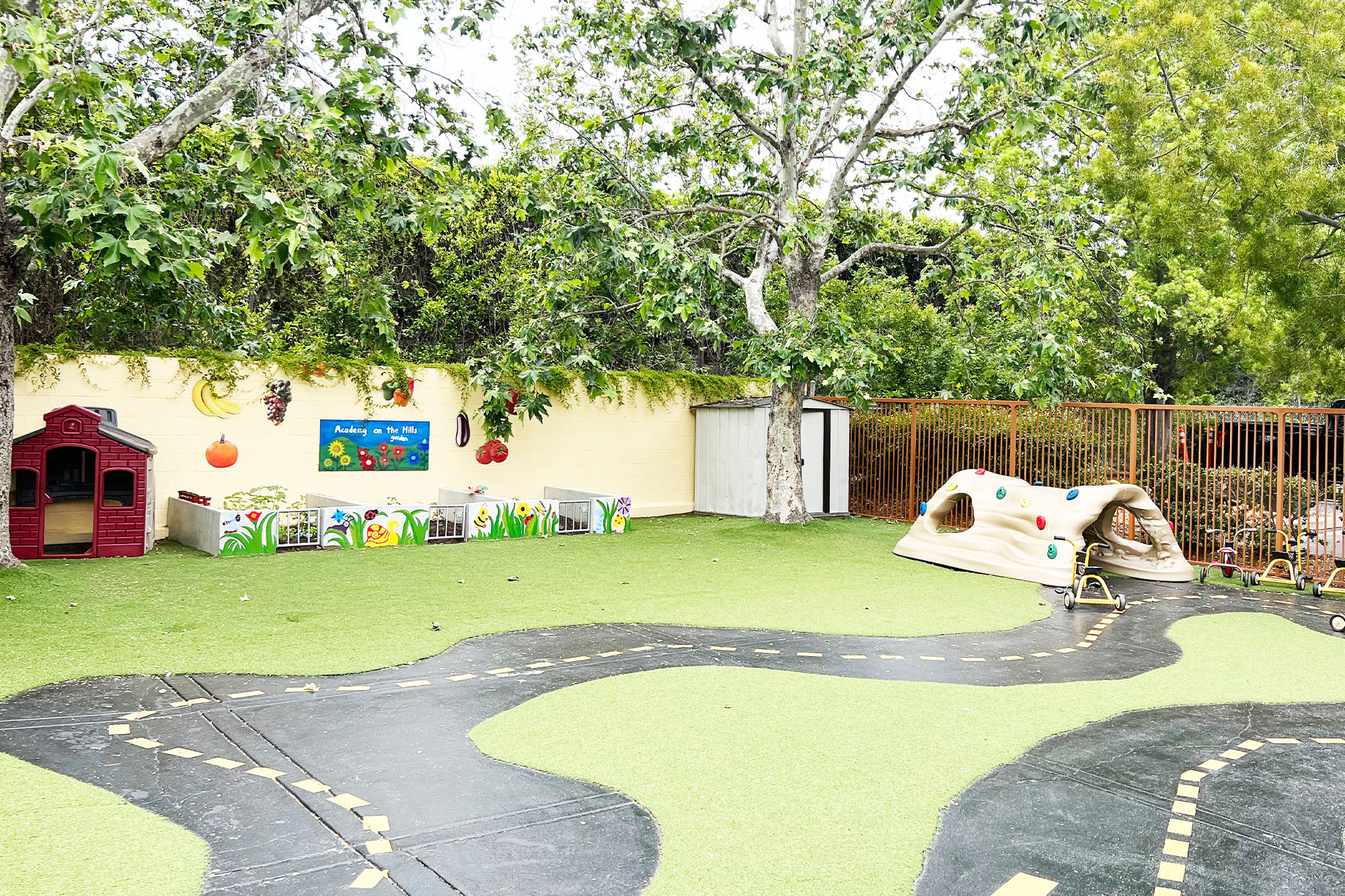 Preschool_In_Aliso_Viejo-Academy_on_the_hills-facility-kids_race_track