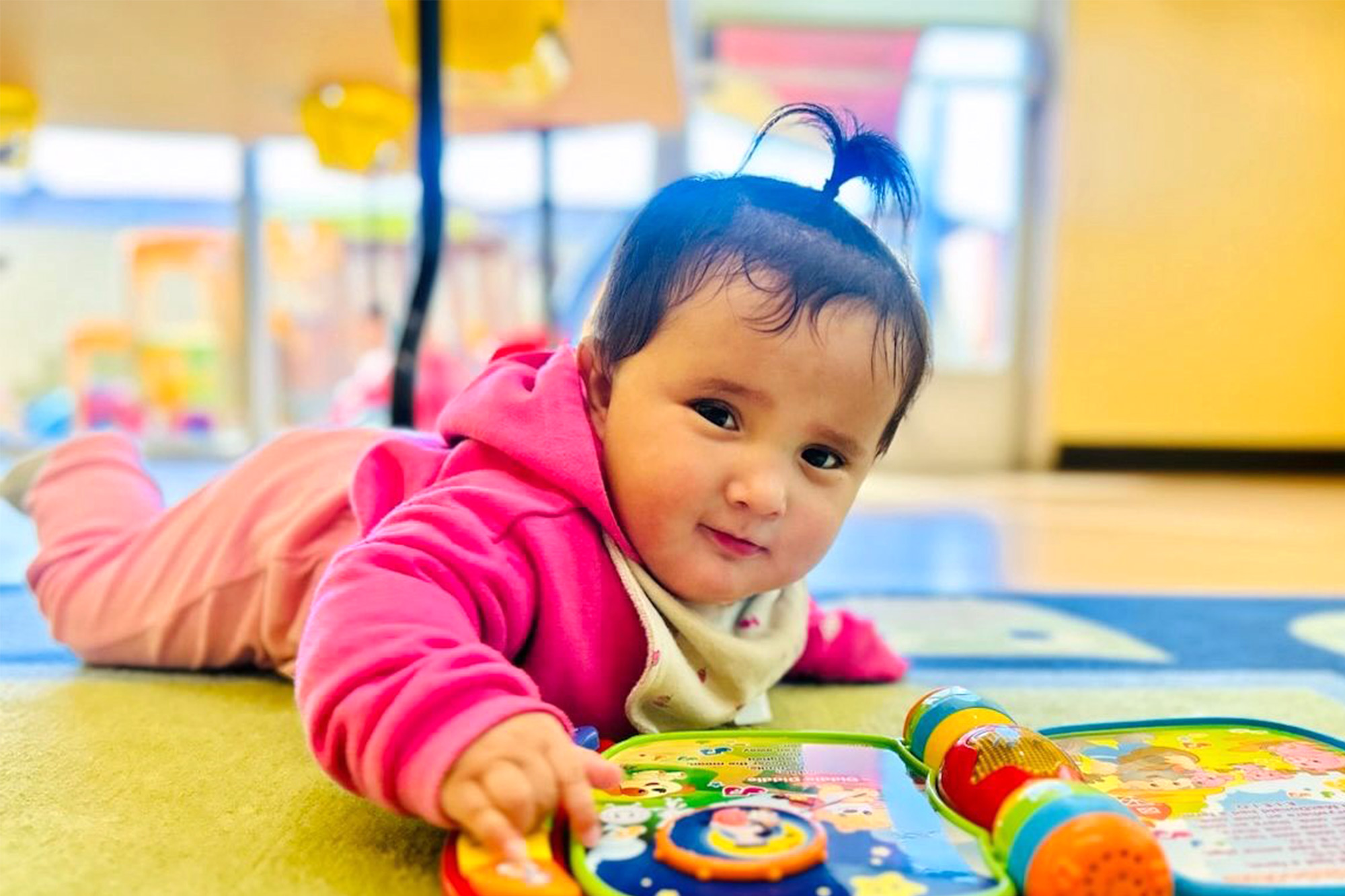 Kids playing with infants at Aliso Viejo Preschool - Free Infant Care center.